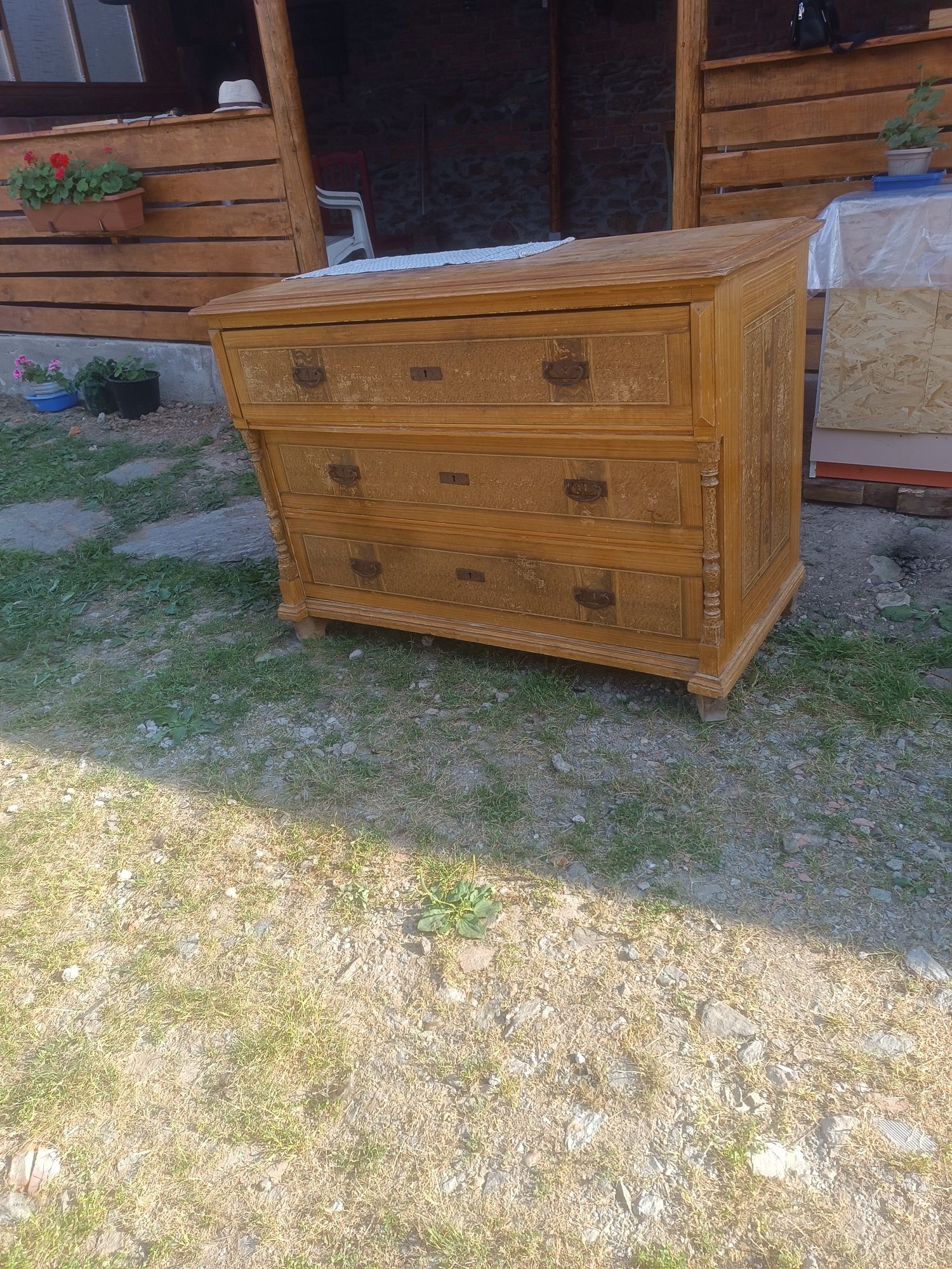 Vând mobilier vechi