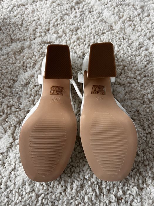 Sandale albe de lac noi