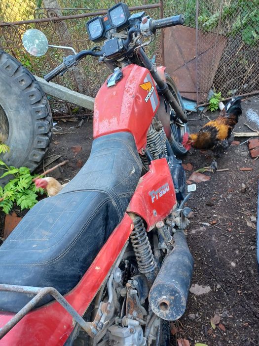 Motocicletă Honda FT500 (roșie)