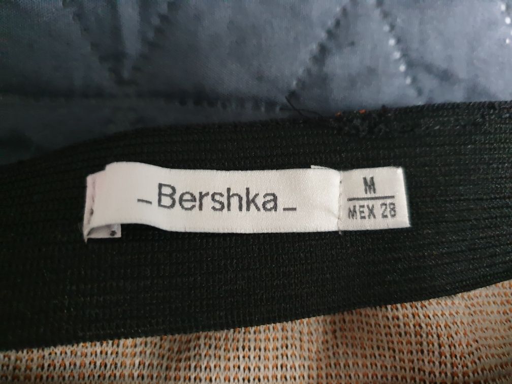 Fusta Bershka M model nordic