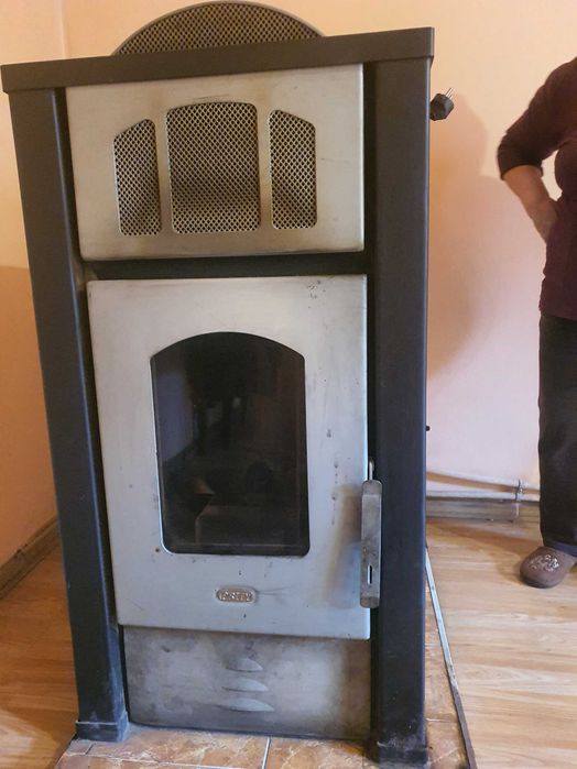 Камина  на пилети "Прити" 25кв  с ,втора употреба с водна риза.