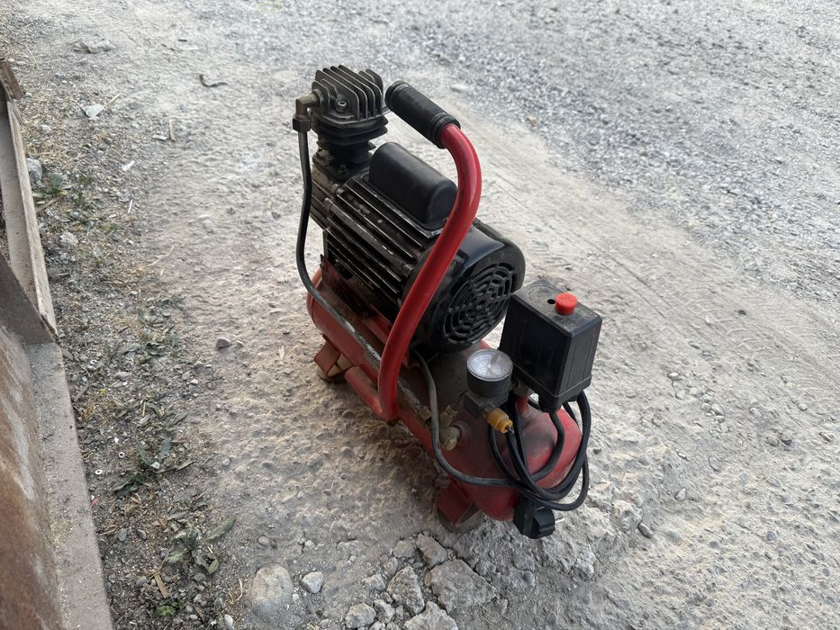 * мини компрессор 6 литров легкий удобный (требуется ремонт)