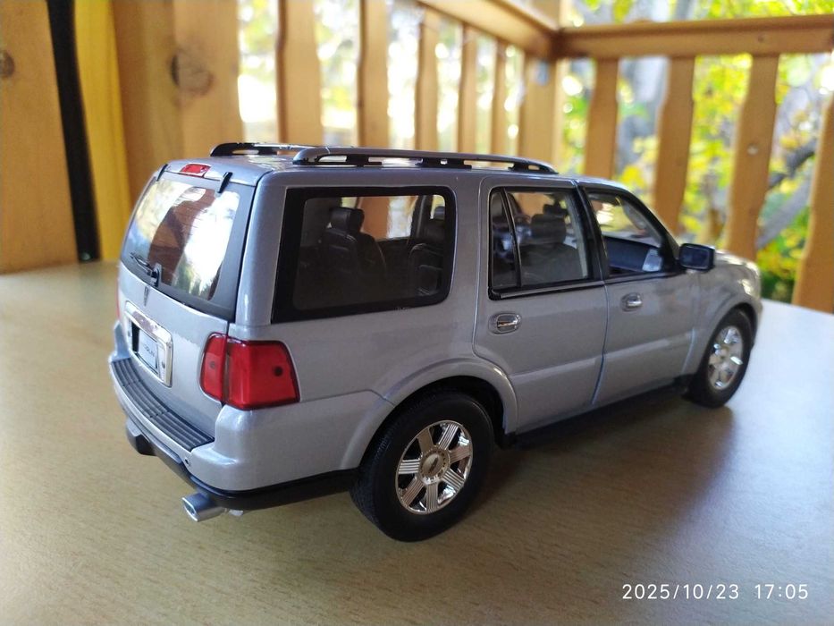 1:18 Метален модел на Lincoln Navigator 2005 Welly