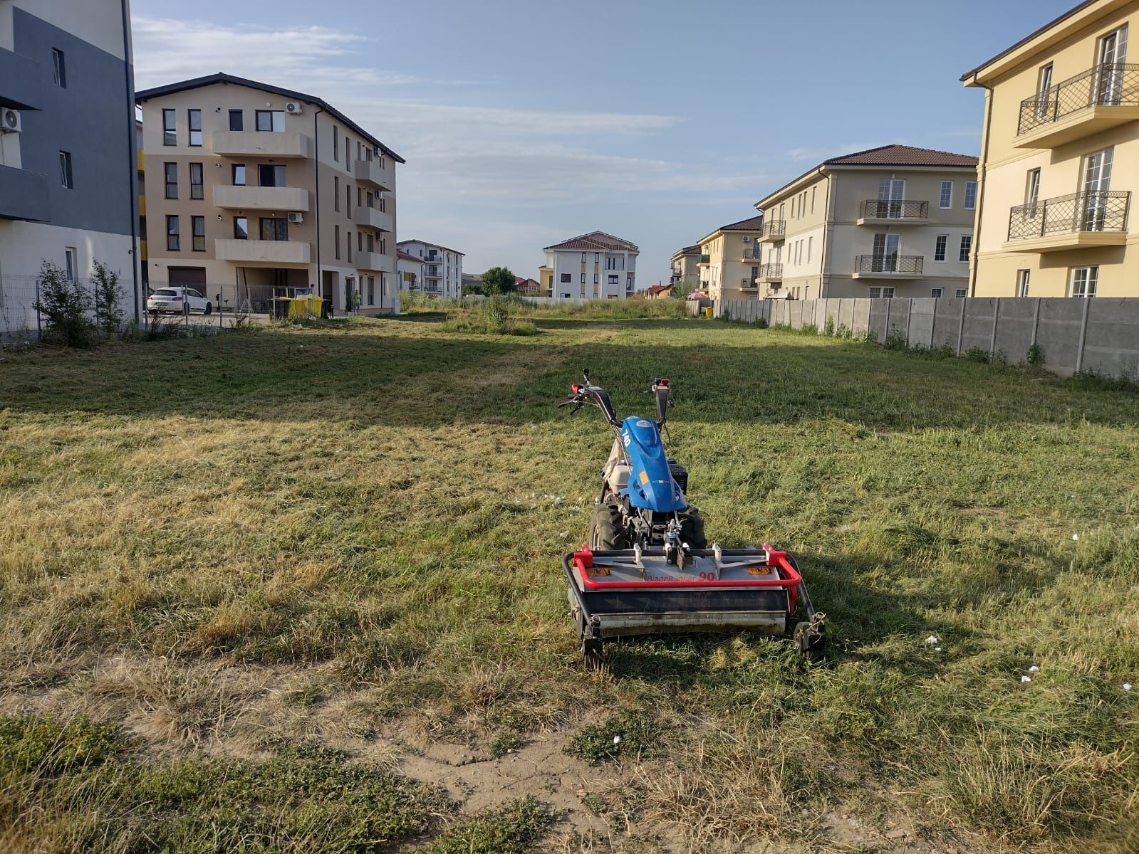 Servicii de cosire,curățare, defrișare  vegetatie terenuri.