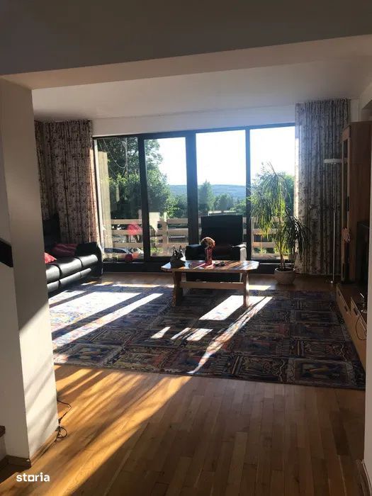 Casa cu 4 camere, 2 terase, 250 mp utili si teren de 1000 mp, zona Fag