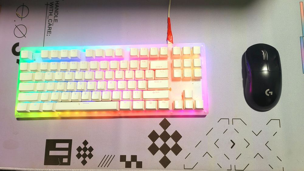 Logitech Mishka Naushnik, Klaviatura