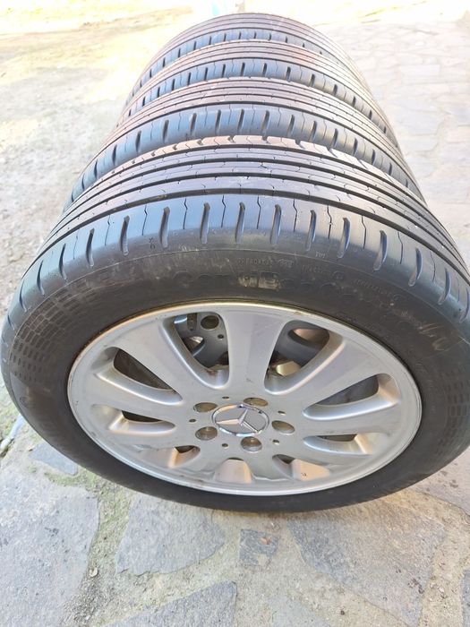 Roti Mercedez cu cauciucuri aproape noi