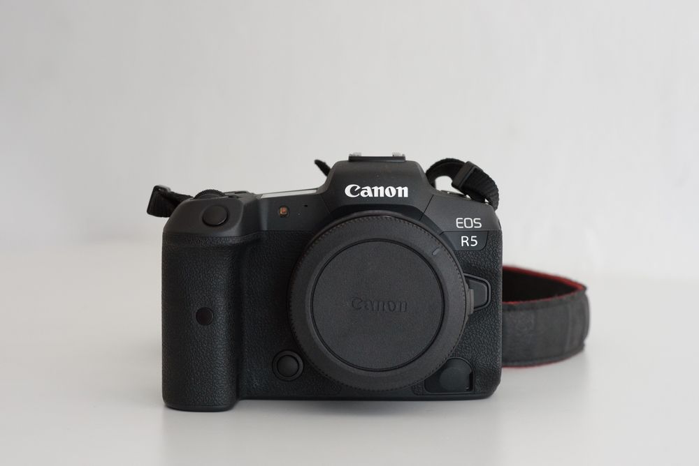 Фотоапарат Canon R5 тяло, само 29 000 кадъра, адаптер Canon EF-EOS R