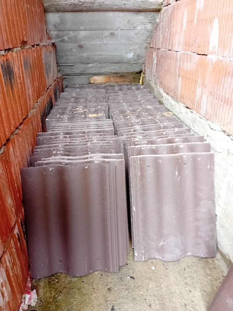 Țiglă bramac nouă rămasă de la acoperiș