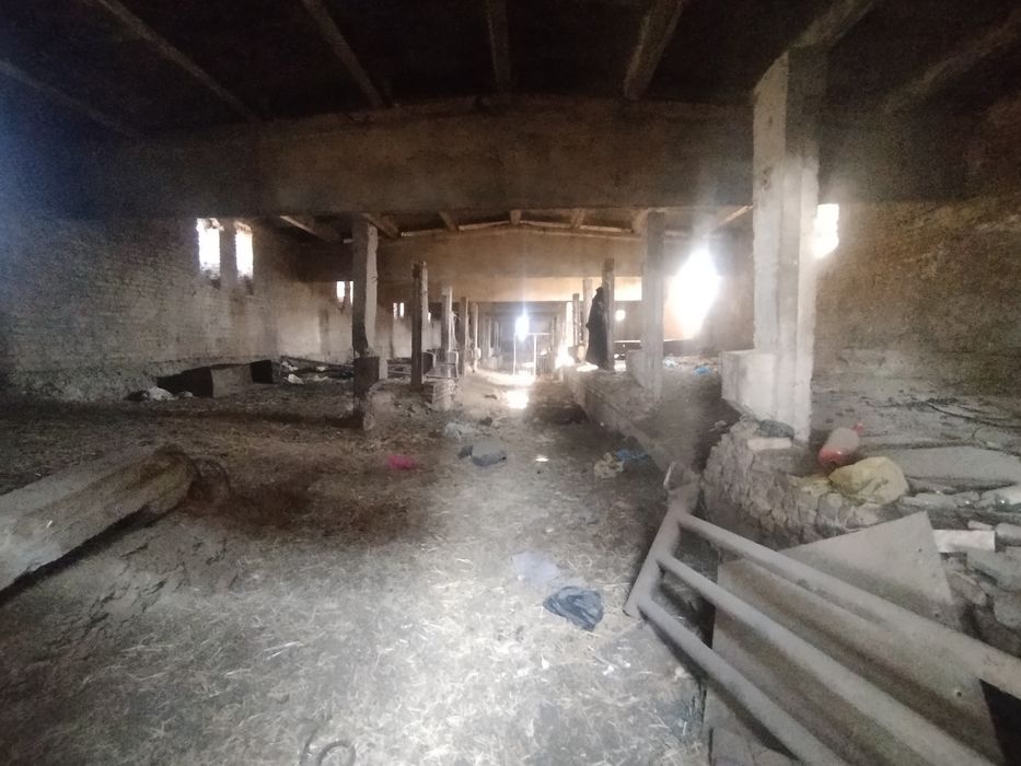 Нежилой помешения. Ферма сотилади 22сотих Буз-сувда