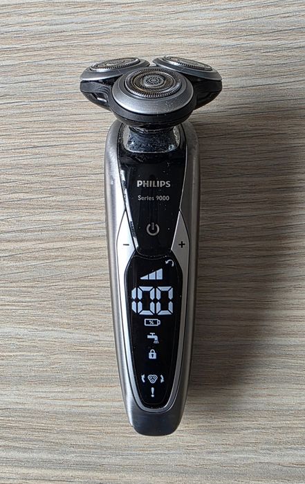 Philips S9711 cu stație de autocuratire, aparat de bărbierit
