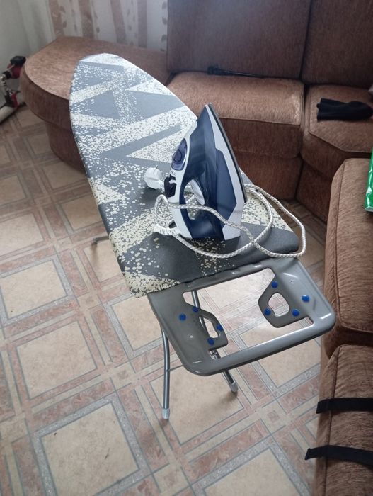 Гладильная доска и утюг