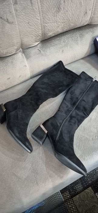 Черни велурени ботуши на нисък ток