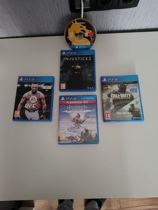 Продавам конзола Playstation 4 Pro плюс игри