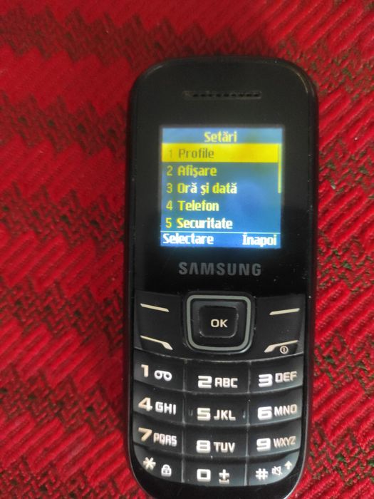 Telefon Samsung cu taste, mic, robust și practic.
Telefonul este în pe