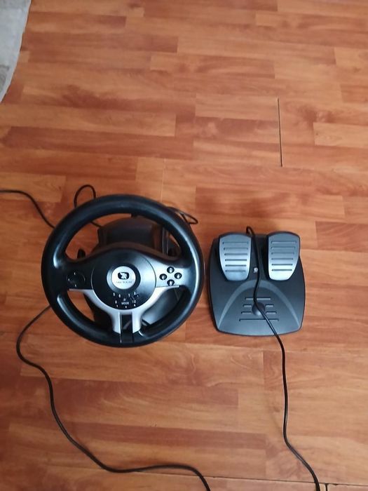 Vând volan și pedale gaming