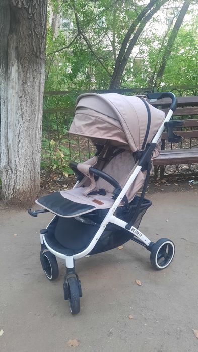 Коляска прогулочная Dearest, бежевая.