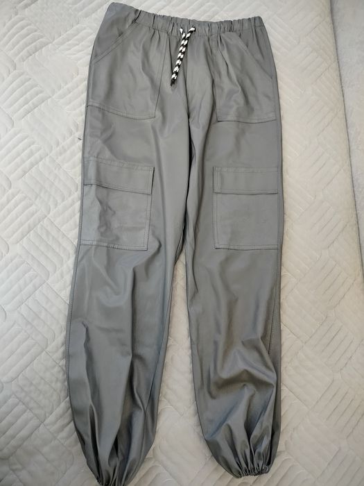 Брюки с накладными карманами