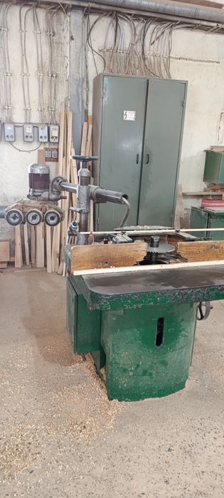 Продава машини за производство на мебели и дървени изделия