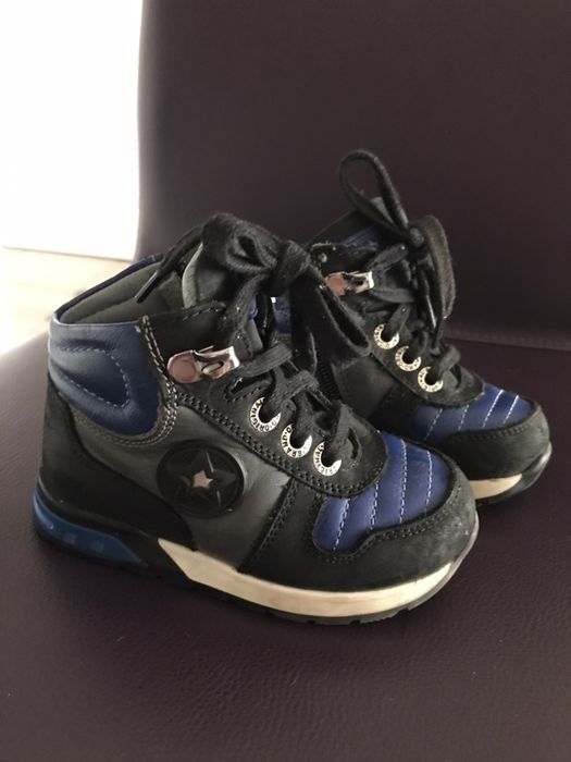 Продам детские кроссовки