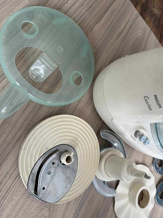 Кухненски робот Philips Cucina с приставки