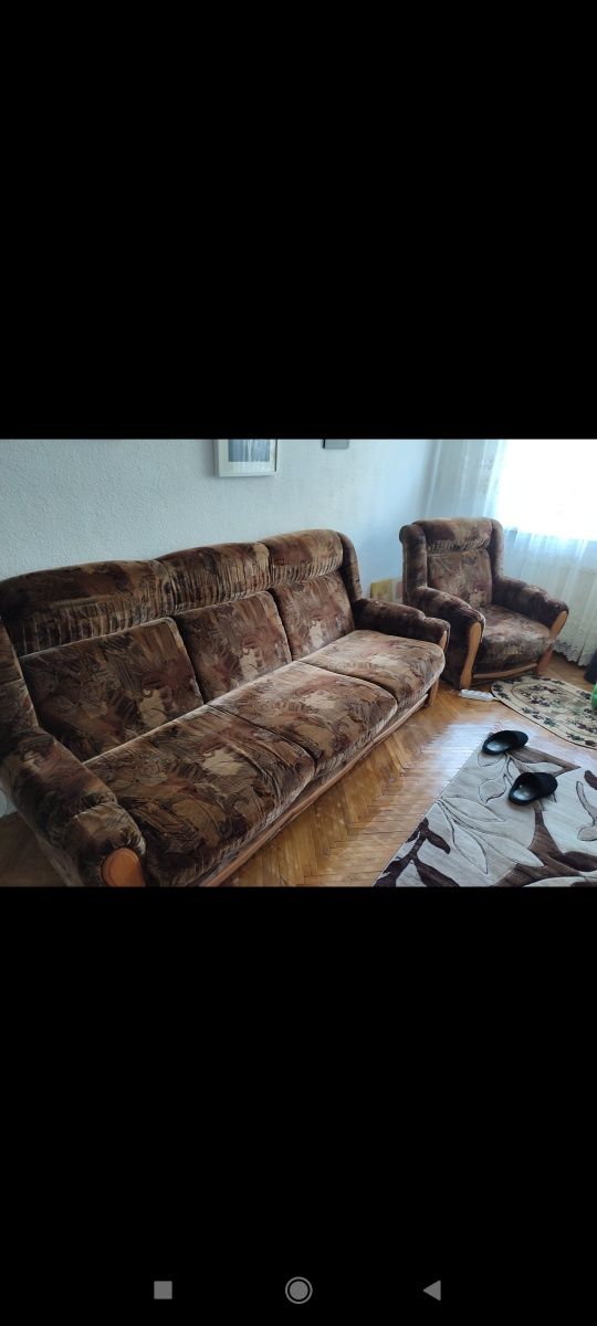 Vitrina sufragerie, și canapea extensibila cu fotolii stare buna