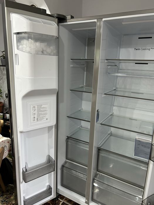 Frigider Samsung Side by side NeoFrost 634L