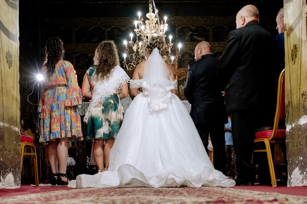 Rochie de mireasă cu trena,sclipici si perle! Curățată profesional