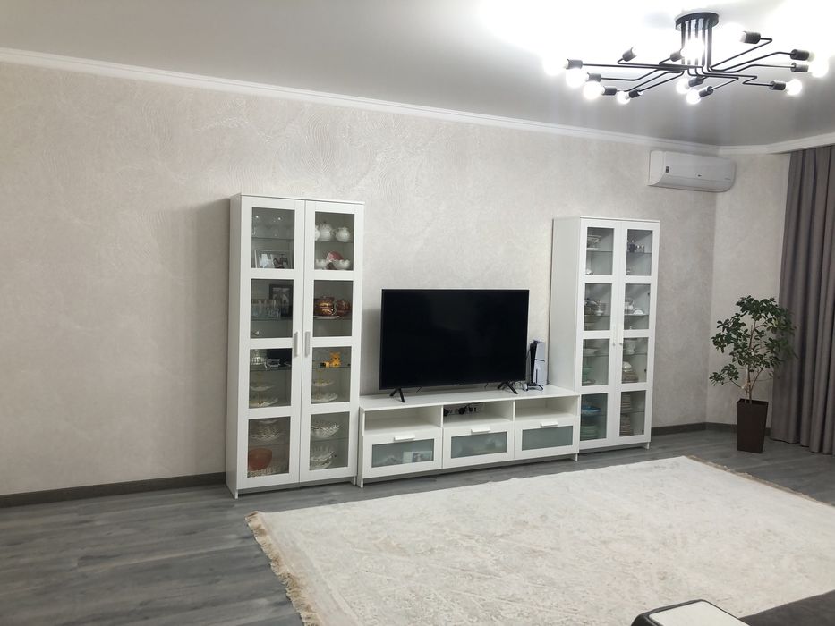 Продам сервант для сервизов