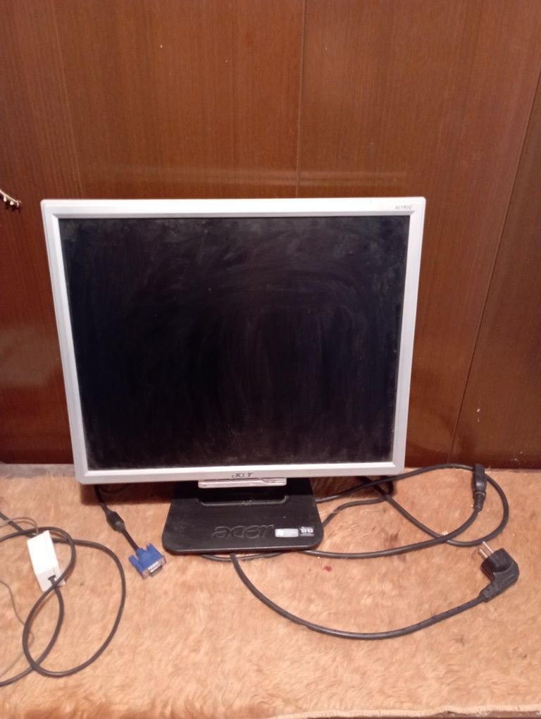 Монитор Acer и клавиатура.