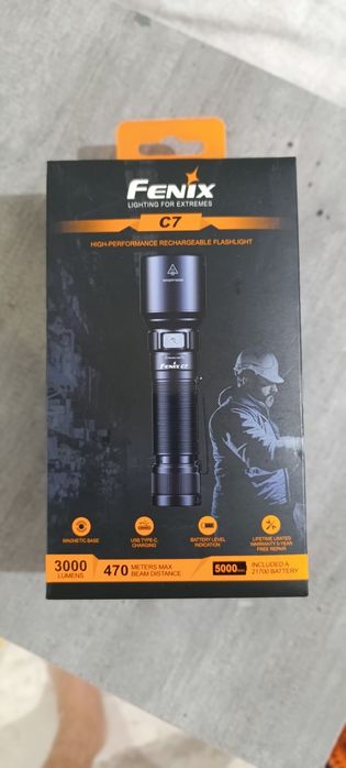 Продам фонарик Fenix C7