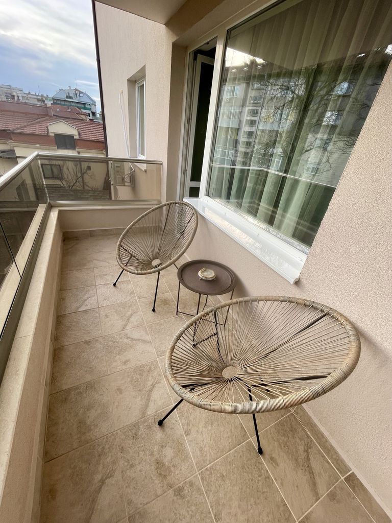 Дава се под наем Двустаен апартамент в Русе, Център - 62 кв.м за 453.9 € - Снимка #1