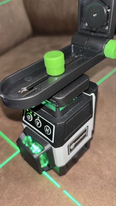 Промоция!!! Лазерен нивелир с 12 линии с мишена и стойка за стена