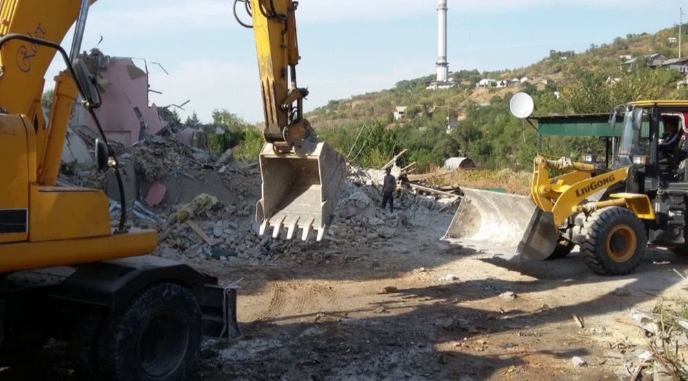 Демонтаж квартиры Снос бани и частные дома, здании. Слом заборы и стен