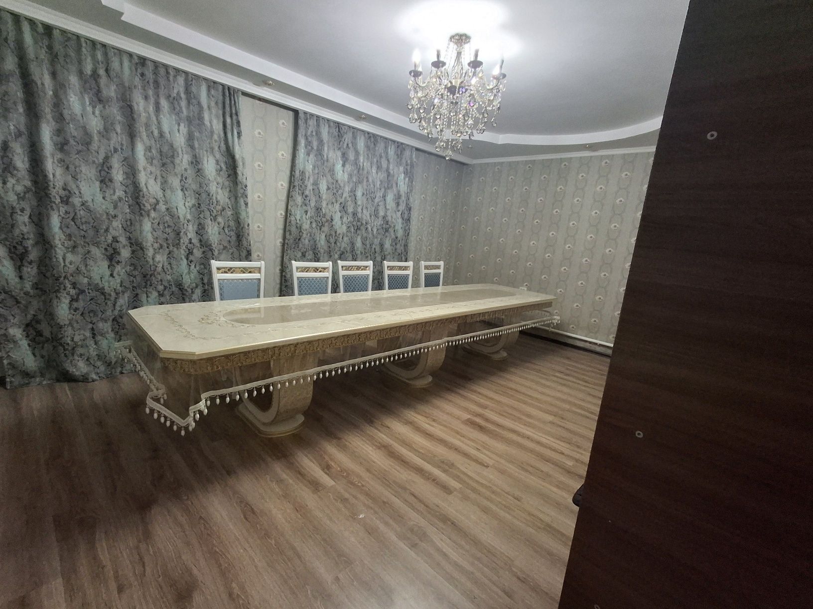 Стол  почти новый