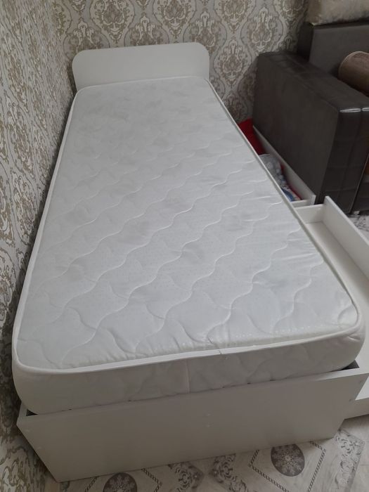 продам кровать с матрасом. Кровать с ящиками.
