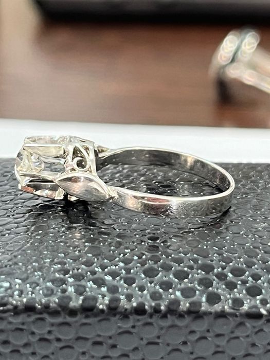 Пръстен от бяло злато със брилянт