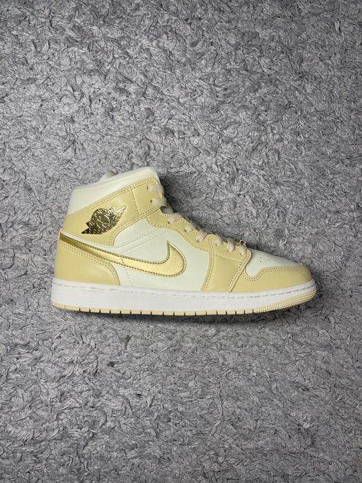 Air Jordan 1 Mid "Pale Vanilla"