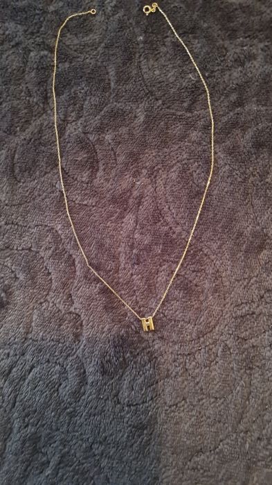 Златно колие с буква "Н"