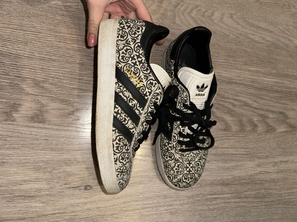 Обувки Nike, Adidas