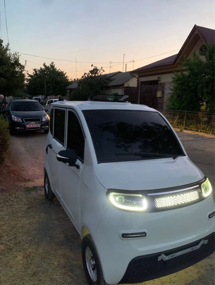 Mini car sotiladi