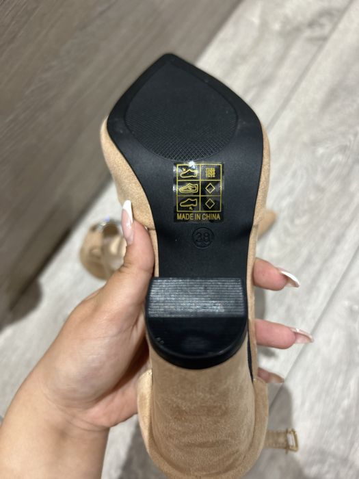 Обувки на висок ток