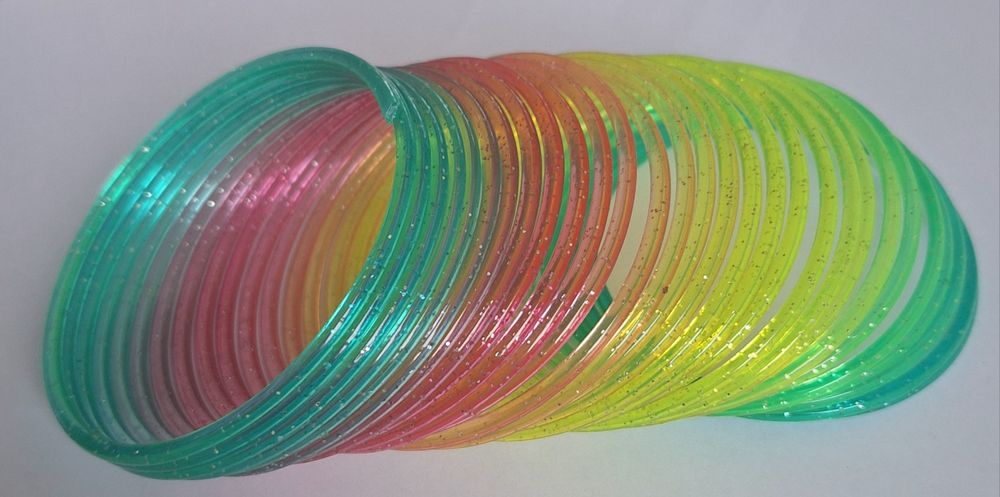 Забавна цветна пружина за игра или декорация