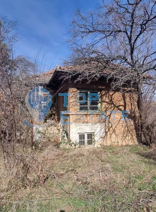 Голям парцел със стара къща и кладенец в село Кавлак, област Велико Т