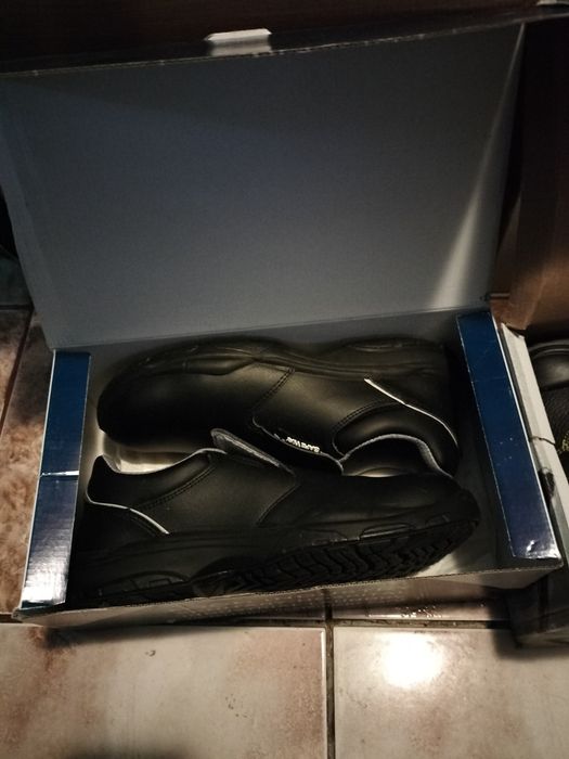 Bocanci lucru nr. 42 noi / Adidasi noi nr 42.