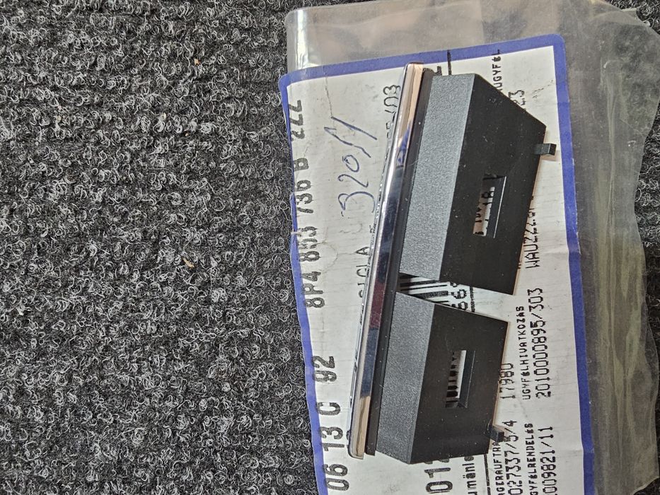 Embelma grila fata noua originala Audi A3 8P 

Cod Oe: 8P4 853 736