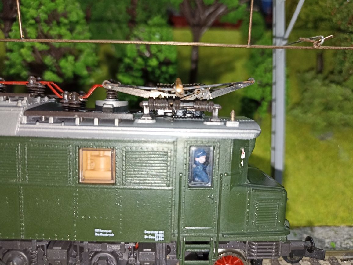 Locomotiva electrica HO E 104 Roco trenulețe diorama