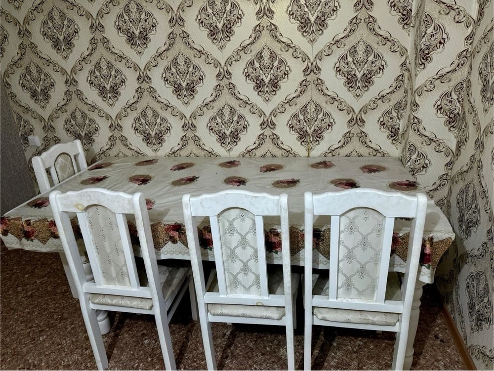 Стол и стулья в комплекте