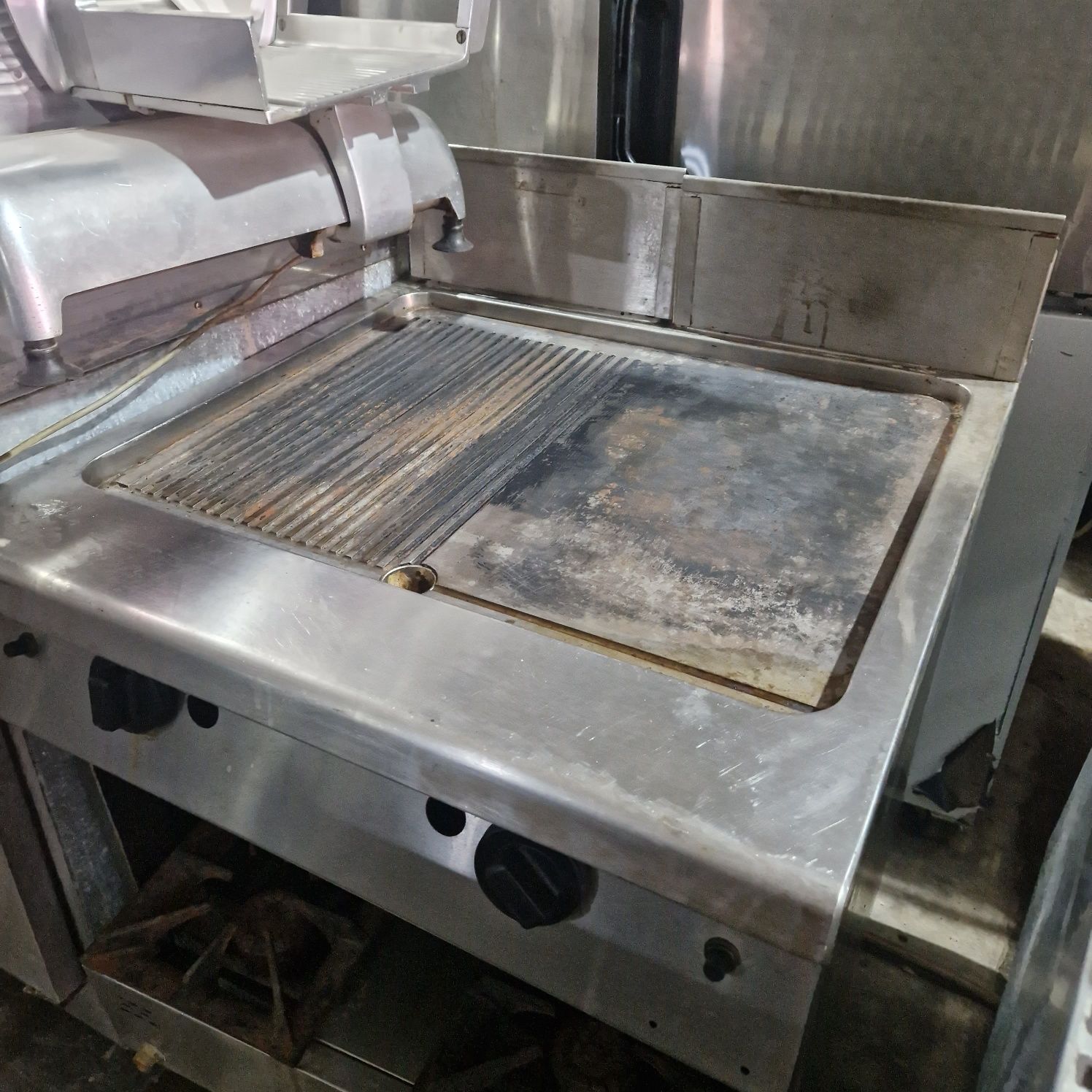 Grill.striat pe gaz, de putere, cu banc