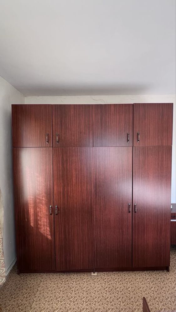 Продава спалня+матрак+ гардероби и тоалетка + нощни шкафчета - 2 бр.